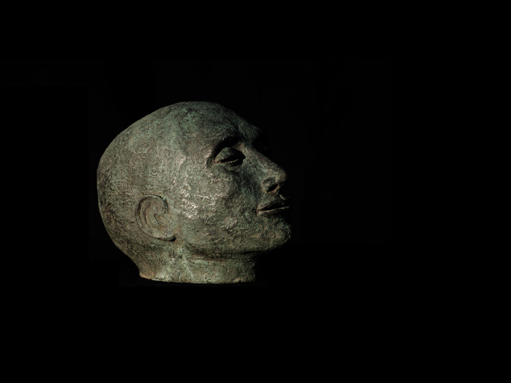 Head sculpture with glazes by saturating the clay 